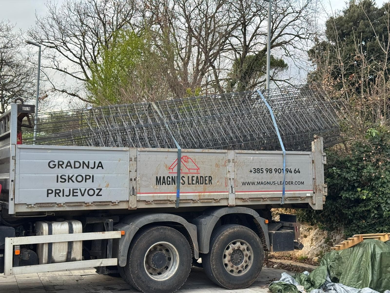 Kamion s kranom — prijevoz i manipulacija tereta